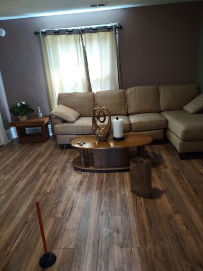 Charming 1-bedroom apartment with AC in lively Lansing