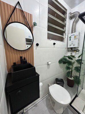 Douche, serviettes fournies, savon, papier toilette