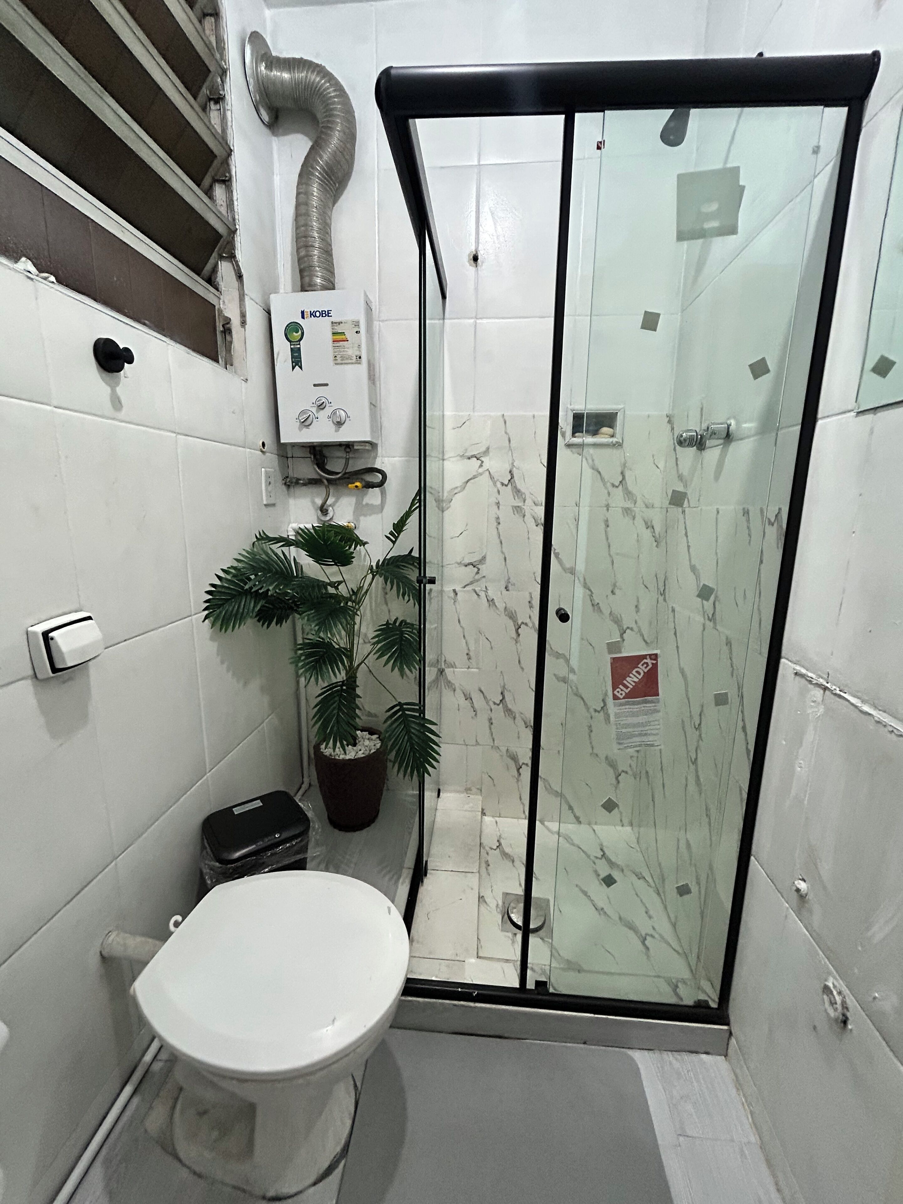 Ducha, toallas, jabón y papel higiénico