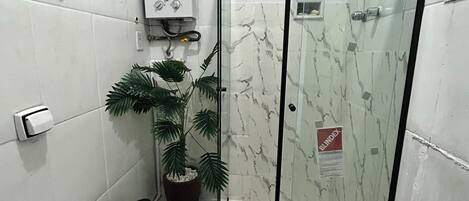 Ducha, toallas, jabón y papel higiénico