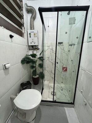 Douche, serviettes fournies, savon, papier toilette