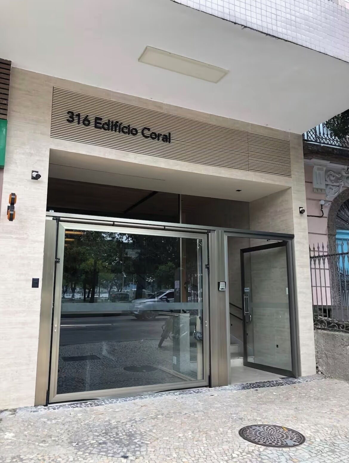 A entrada de um edifício com uma placa que diz '316 Edificio Coral'.