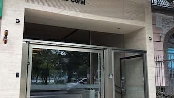 A entrada de um edifício com uma placa que diz '316 Edificio Coral'.