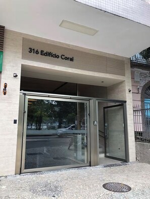 Exterior detail - Apartment with a view of Sugarloaf Mountain. (Rio de Janeiro)