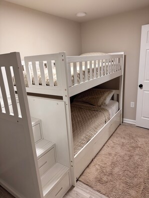 2 quartos, ferros/tábuas de passar roupa, Wi-Fi, roupa de cama