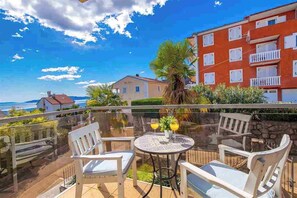Outdoor dining - 2 bedroom Apartment Victoria with panoramic views (Ičići)