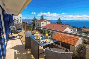 Outdoor dining - 2 bedroom Apartment Victoria with panoramic views (Ičići)
