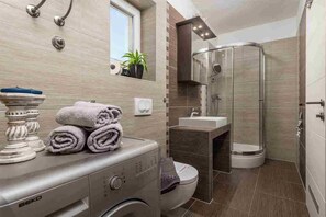 Douche, serviettes fournies, savon, papier toilette