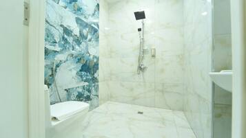 Shower, pengering rambut, sandal, dan handuk