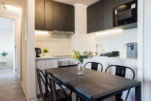 Frigorífico, microondas, horno y placa de cocina
