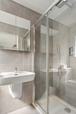 Shower, hair dryer, towels - Fabulous all-new 2bed-2bath - Vauxhall near river (Greater London)