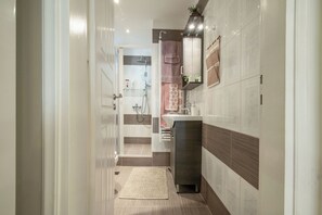 Shower, hair dryer, towels, soap - The Ivory - Luxury Apartment in Egaleo/Athens (Egaleo)
