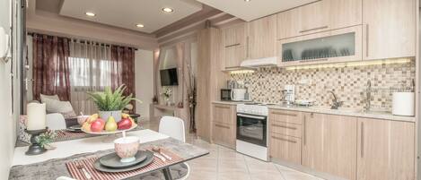 Kjøleskap, mikrobølgeovn, ovn og kokeplater