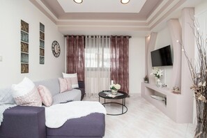 Smart TV - The Ivory - Luxury Apartment in Egaleo/Athens (Egaleo)