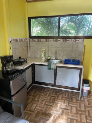 Private kitchen - Cozy 1-bedroom apartment in Cocles, walking distance to beach and restaurants (Limón Province)