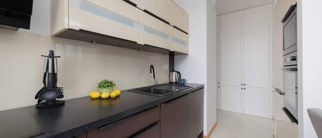 Kjøleskap, mikrobølgeovn, ovn og kokeplater