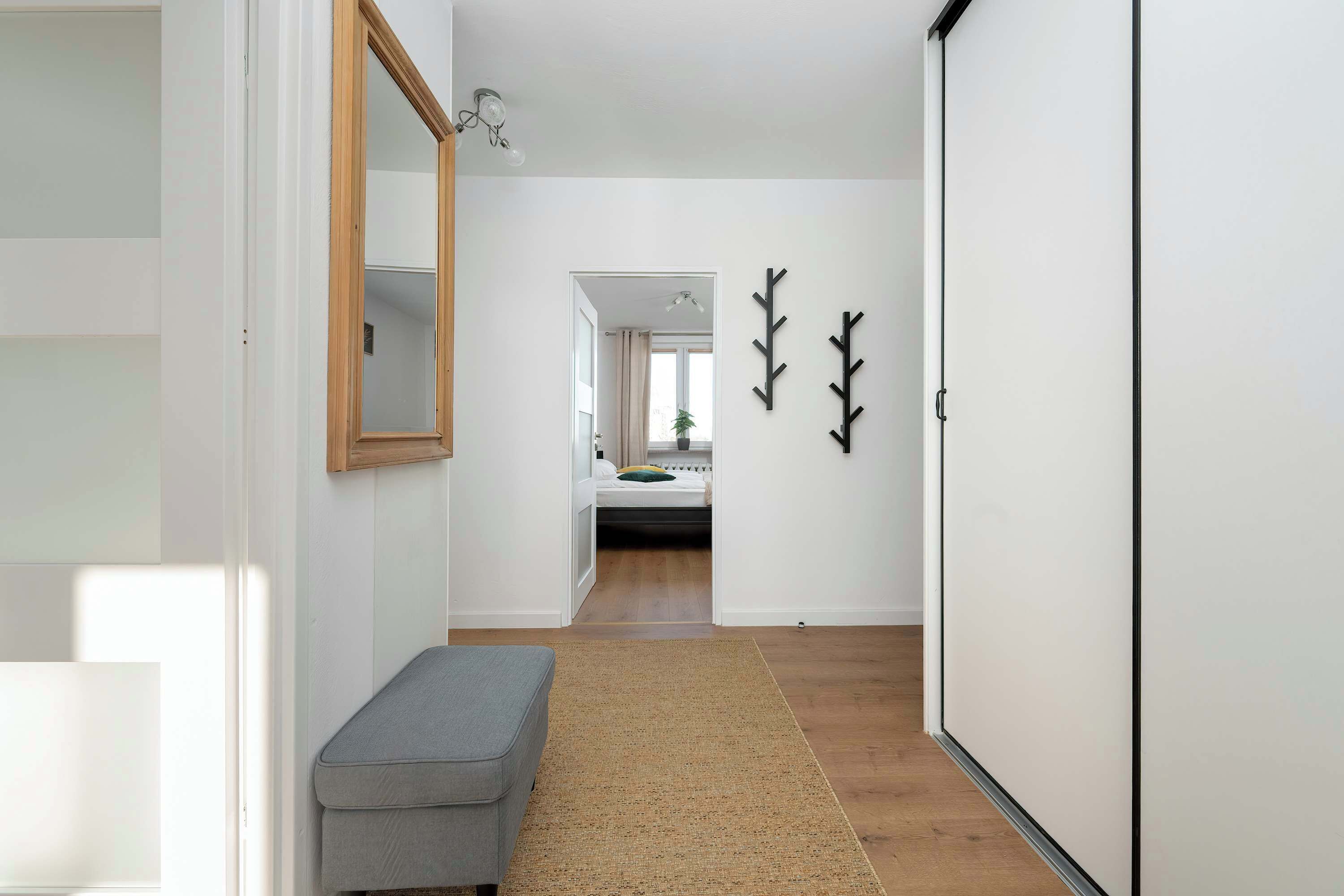3 habitaciones, escritorio y tabla de planchar con plancha 