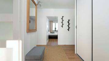 3 habitaciones, escritorio y tabla de planchar con plancha