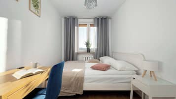 3 chambres, bureau, fer et planche Ă repasser, lit parapluie