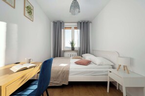 3 bedrooms, desk, iron/ironing board, travel crib