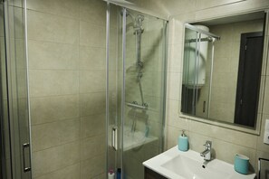 Shower, hair dryer, towels - Artes 1 - Two Bedroom Apartment, Sleeps 4 (Valencia)