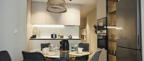 Réfrigérateur, micro-ondes, four, cafetière/bouilloire