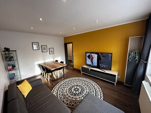 Comfort-lejlighed - udsigt til have | Opholdsområde