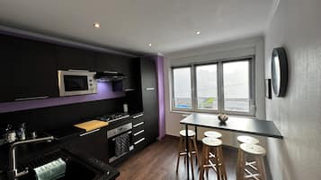 Apartemen Comfort, pemandangan kebun | Dapur pribadi