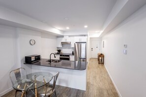 Fridge, microwave, oven, stovetop - Serviced 1 Bedroom Apartment in Regina | Metro 1827 Apartments (Regina)