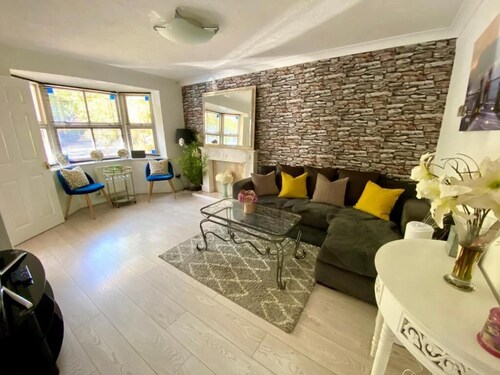 Charming Cottage Overlooking River & Nr Town /FREE Parking