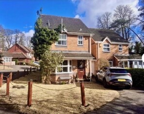 Exterior - Charming Cottage Overlooking River & Nr Town /FREE Parking (Maidstone)