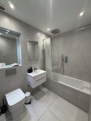 Hair dryer, towels, soap, toilet paper - London City Apartment - ABBA Voyage - London Stadium - Olympic Park - Westfield (London)