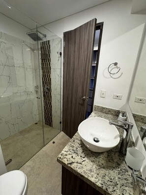 Dusche, Handtücher, Seife, Toilettenpapier