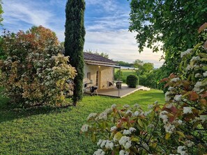 Property grounds - Idyllic cozy 1-bedroom stone cottage in peaceful Périgord with AC, Pool & View (Montaut)