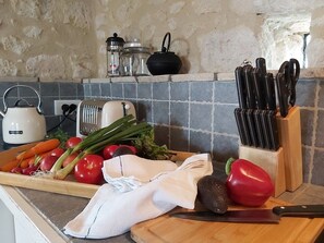 Fridge, microwave, stovetop, dishwasher - Idyllic cozy 1-bedroom stone cottage in peaceful Périgord with AC, Pool & View (Montaut)