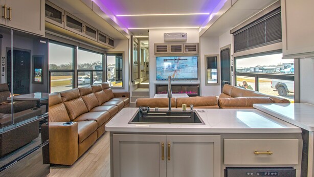 Interior - Family-Friendly Luxury RV Retreat/Fire Pits/Fishing Pond/Boat Tours. (Princeton)