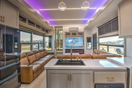 Interior. Family-Friendly Luxury RV Retreat/Fire Pits/Fishing Pond/Boat Tours.