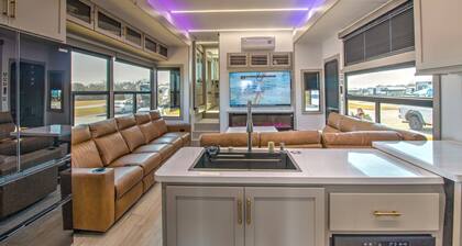 Family-Friendly Luxury RV Retreat/Fire Pits/Fishing Pond/Boat Tours.