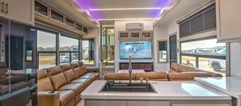 Family-Friendly Luxury RV Retreat/Fire Pits/Fishing Pond/Boat Tours.