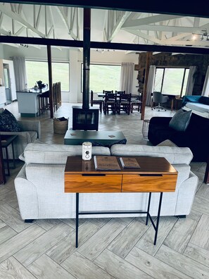 Superior House, Mountain View | Living area - The Homestead  (KAMBERG)