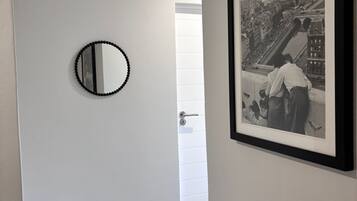 Coffres-forts dans les chambres, fer et planche Ă repasser