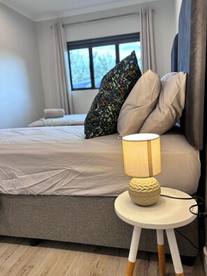 Safe på rommet, strykejern/-brett og wi-fi (inkludert)