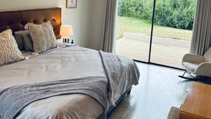 Una camera da letto moderna con un letto grande, una scrivania e vista sull'esterno.