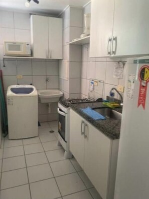 Microwave, stovetop - Apartment in a beachfront building in Pajuçara. (Maceió)