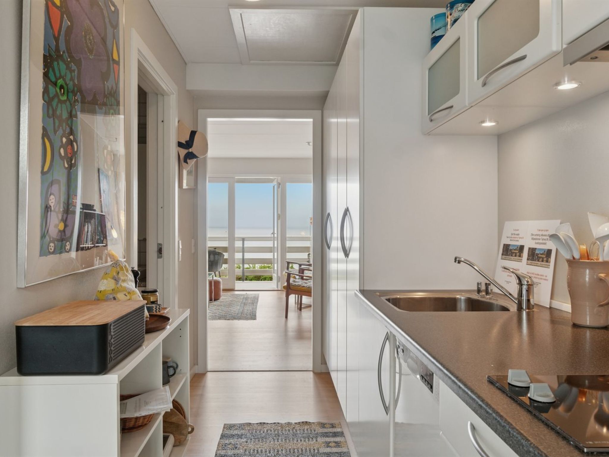 Frigorífic, rentaplats i utensilis de cuina, vaixella i coberteria 