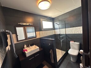 Dusche, Haartrockner, Handtücher, Seife