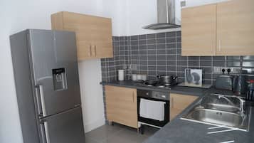 Jääkaappi, mikroaaltouuni, uuni, liesi