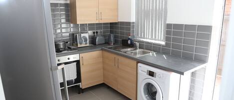 冰箱、微波炉、烤箱、炉灶