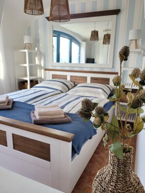 1 bedroom, free WiFi, bed sheets - "Lake view idyll" with panoramic view (Sellin)