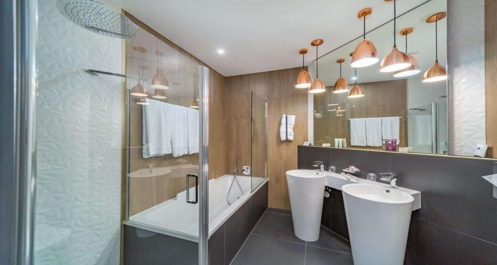 Suite clásica | Baño | Ducha, toallas, jabón y champú